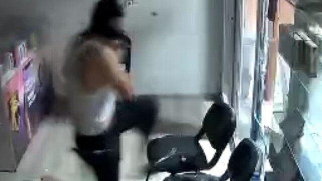 Beze sardığı kaldırım taşıyla telefoncu ve bankanın camını kırıp hırsızlık yapan şüpheli yakalandı; o anlar kamerada