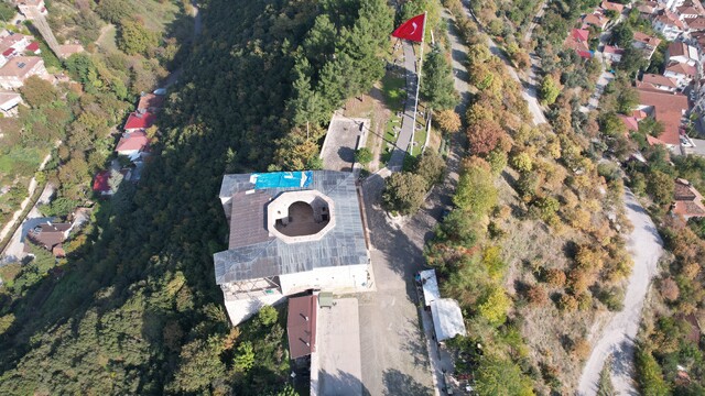 9 asırlık Yağıbasan Medresesi'nin hasarlı çatısında brandalı önlem alındı
869 yıllık Yağıbasan Medresesi'nin çatısı onarım bekliyor