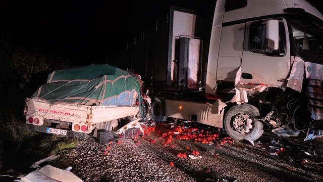 Tır ile kamyonet kafa kafaya çarpıştı: 2 ağır yaralı
