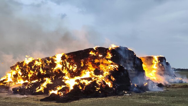 Yozgat'ta yıldırımın isabet ettiği tarladaki 500 ton saman yandı