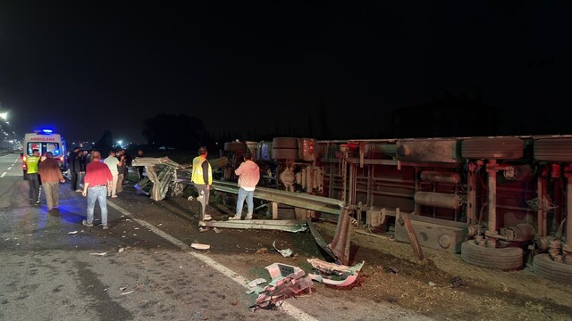 Iğdır'da çimento yüklü tır devrildi: 1 yaralı