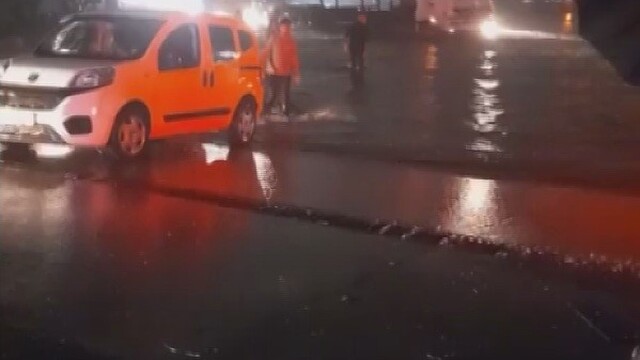 Hatay'da sağanak yağış yolları ve caddeleri göle çevirdi