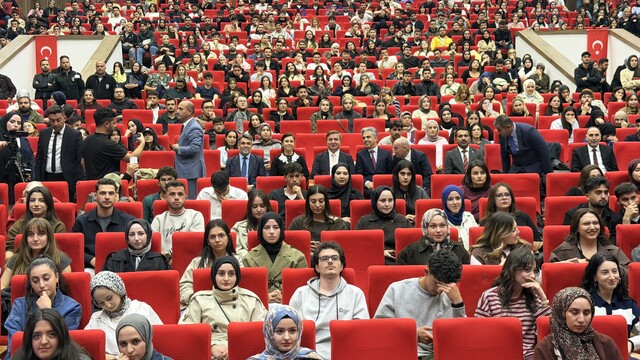 Üniversitelilere iş fırsatı: 869 kişi alınacak
Hem okuyacak hem çalışacaklar: Asil adaylar belli oldu