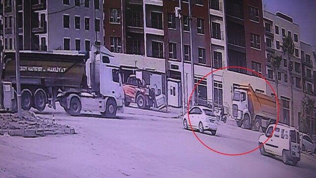 Kamyonun kör noktasına gelen motosiklet sürücüsünün ezilerek can verdiği anlar kameraya yansıdı