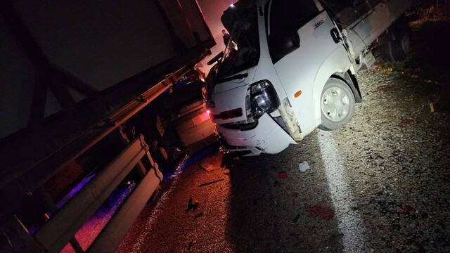 Bursa'da tır ile kamyonetin çarpışması sonucu 2 kişi yaralandı