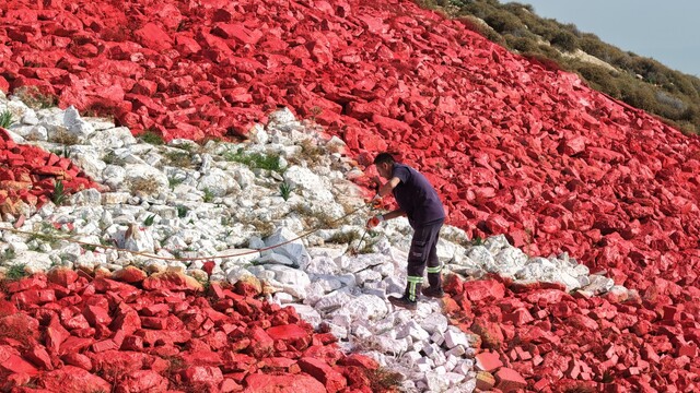 Amanosların zirvesindeki dev al bayrak yenilendi