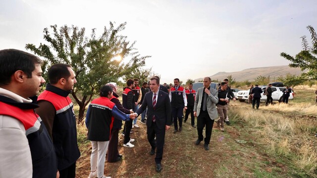 Vali Karakaya, Güroymak'ta badem hasadına katıldı