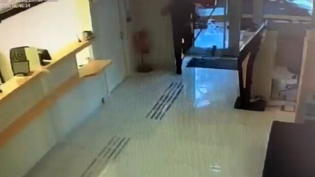 Kaldırım taşıyla bankanın camını kırdıktan sonra aramadık yer bırakmayan hırsızın eli boş döndüğü anlar kameraya yansıdı