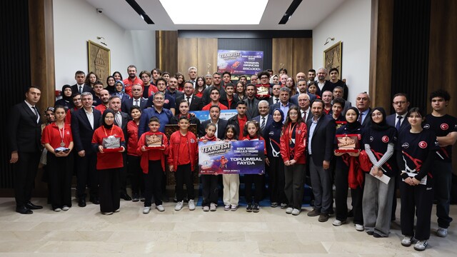 Kayseri Valisi Çiçek, başarılı öğrencileri ve öğretmenleri kabul etti