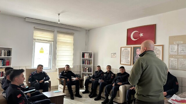 Demirözü'nde jandarma personeline kaçak avcılıkla mücadele eğitimi verildi