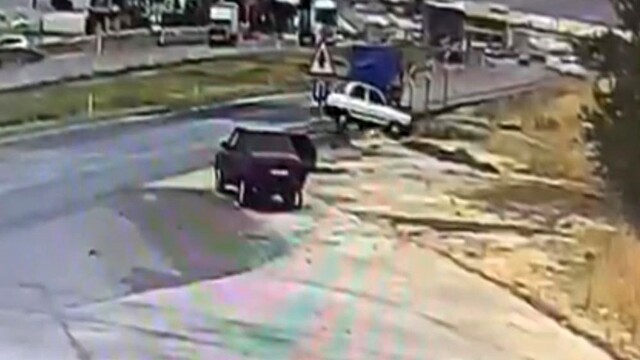 Gaziantep'te kontrolden çıkan araç menfeze uçtu: 2 kişinin yaralandığı kaza kamerada