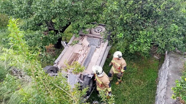 İskenderun'da bahçeye uçan otomobildeki 2 kişi yaralandı