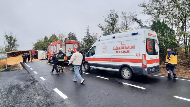 Tekirdağ'da devrilen tır yolu kapattı, tonlarca kepek yola saçıldı