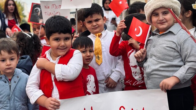 Kars'ta minik yüreklerin Cumhuriyet coşkusu sokaklara taştı