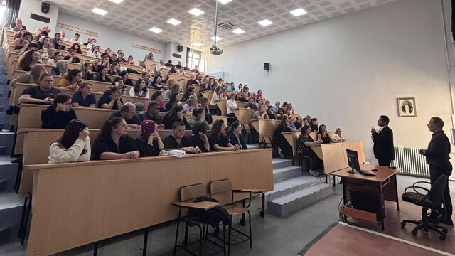 Edirne'de sağlık çalışanlarına iletişim ve beden dili eğitimi verildi