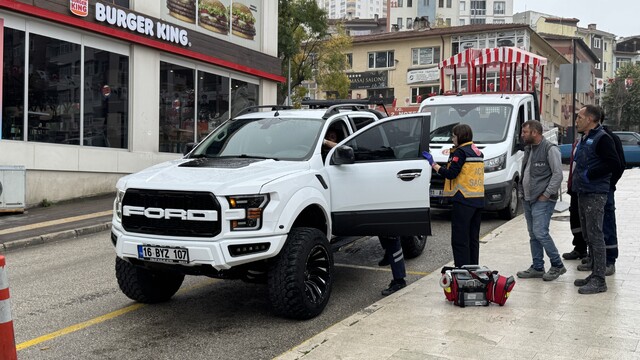 Bilecik'te pikap içinde uyuyakalan şoförü polis ve sağlık ekipleri uyandırdı
