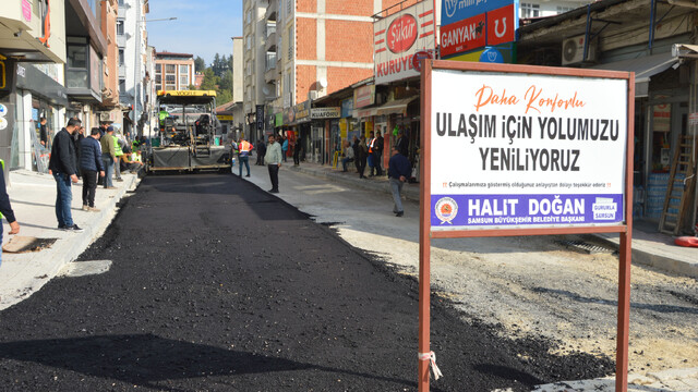 Havza'da belediye ekipleri sıcak asfalt çalışması yapıyor