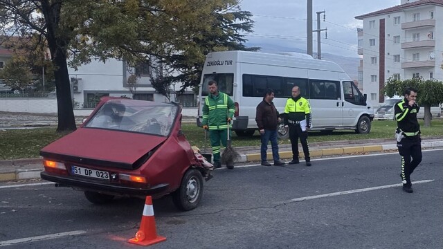 Minibüs ile çarpışan otomobil ikiye bölündü