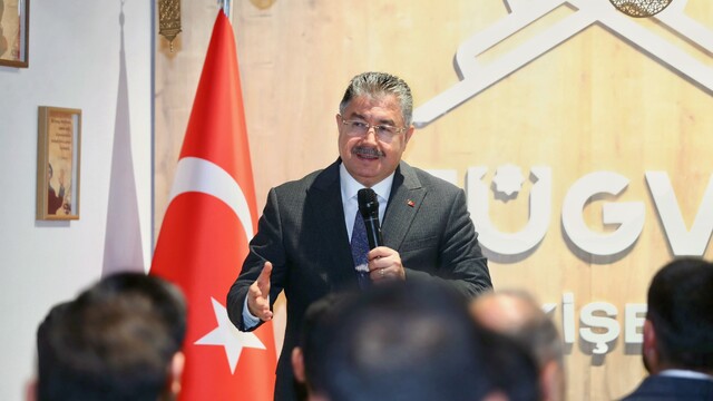 Eskişehir Valisi Yılmaz, TÜGVA'da gençlerle buluştu