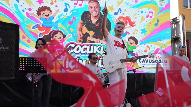 Bulanık'ta 200 metrelik Türk bayrağıyla yürüyüş düzenlendi