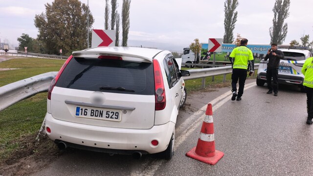 İnegöl'de otomobil bariyerlere çarptı: 1 yaralı