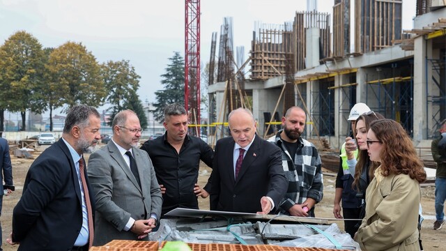 Düzce'nin kalbinde dev dönüşüm sürüyor
Merkez park, anıt eser ve çevresindeki parklar bütünleşiyor