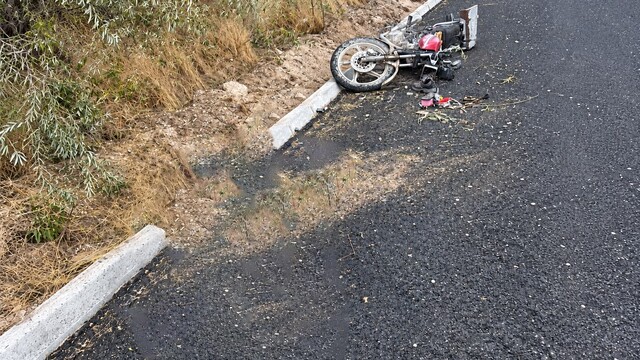 Motosikletin şarampole devrildiği kaza güvenlik kamerasında: 1 ağır yaralı