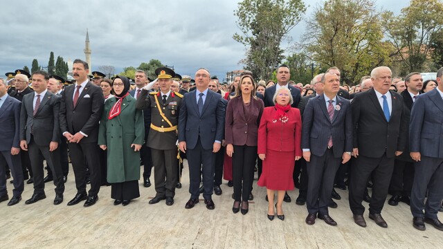 Tekirdağ'da Cumhuriyet Bayramı töreni
Cumhuriyet Bayramı dolayısıyla çelenk sunma töreni düzenlendi