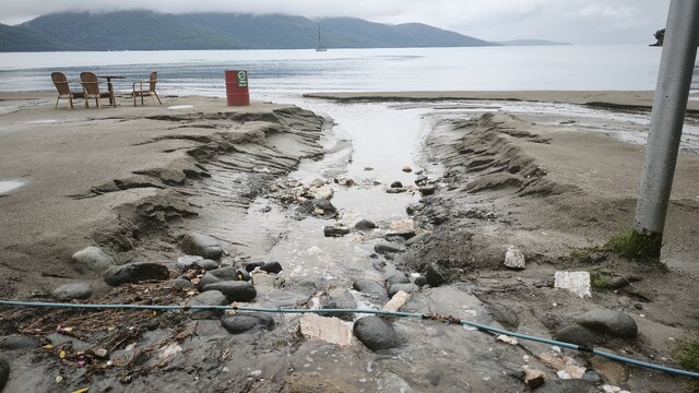 Muğla'da sakin kentin sahili kullanılmaz hale geldi