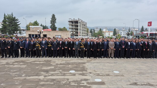 Adıyaman'da Atatürk Anıtı'na çelenk sunuldu
