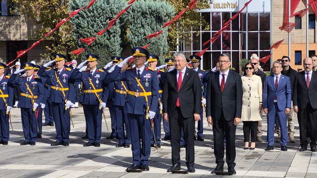 Eskişehir'de 29 Ekim Cumhuriyet Bayramı çelenk sunma töreniyle başladı
