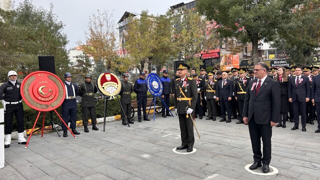 Van'da 29 Ekim Cumhuriyet Bayramı için çelenk sunma töreni düzenlendi