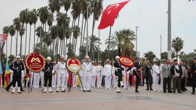 Mersin'de Cumhuriyet'in 103. yılında Atatürk Anıtı'na çelenk sunuldu