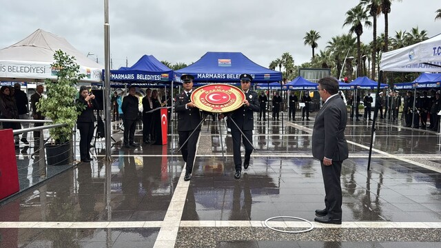 Marmaris'te Cumhuriyet Bayramı  çelenk sunma töreni sağanak altında yapıldı
