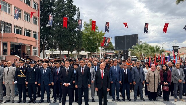 Sarıgöl'de Cumhuriyet coşkusu çelenk töreniyle başladı