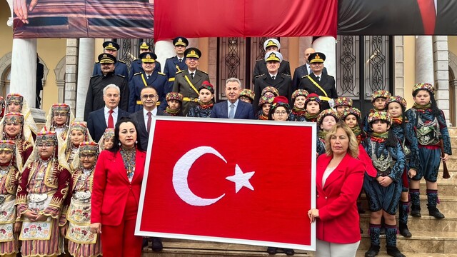 İlmek ilmek dokunan Türk bayrağı Vali Elban'a teslim edildi
İzmir'de Cumhuriyet kutlamaları coşkuyla başladı