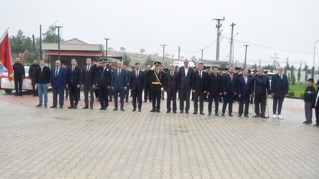 Dicle'de 29 Ekim Cumhuriyet Bayramı kutlamaları çelenk sunma töreniyle başladı