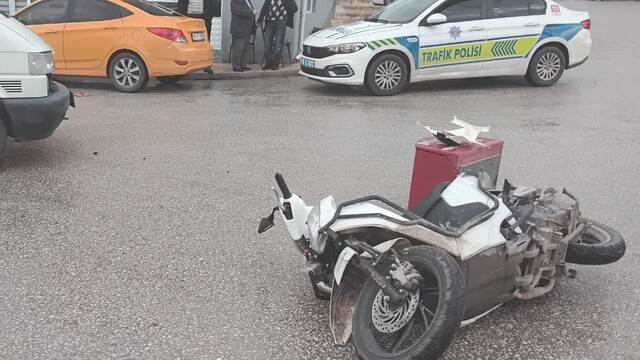 Çorum'da motosiklet ile minibüs çarpıştı: 1 yaralı