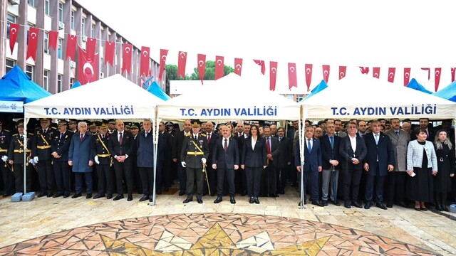 Aydın'da 29 Ekim kutlamaları çelenk sunumuyla başladı