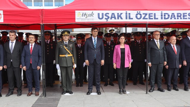 Uşak'ta 29 Ekim kutlamaları çelenk töreniyle başladı
