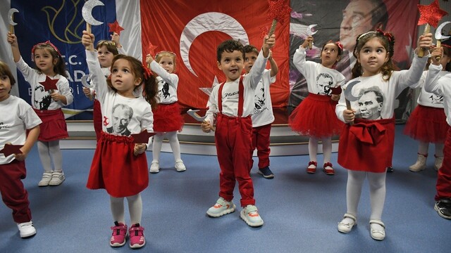 Kuşadası'nda minikler Cumhuriyet Bayramı'nı coşkuyla kutladı