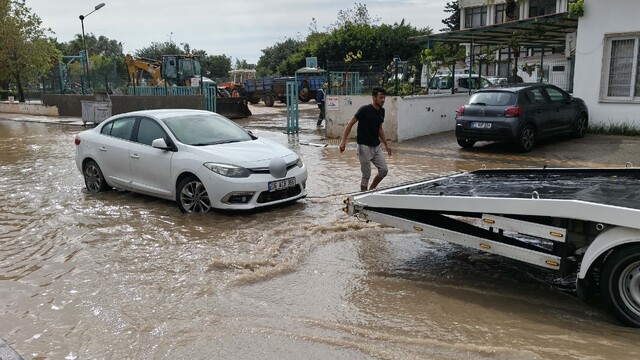 Mersin'de şiddetli yağış: İlçelerde yollar ve tarım alanları su altında kaldı