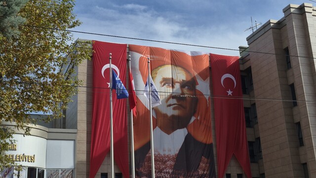 29 Ekim öncesi binalar dev Türk bayraklarıyla donatıldı