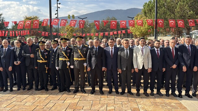 Sakarya ve çevre illerde Cumhuriyet Bayramı dolayısıyla çelenk sunma töreni yapıldı