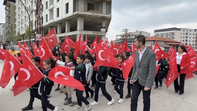 Yüksekova'da 110 metrelik dev bayrakla yürüyüş