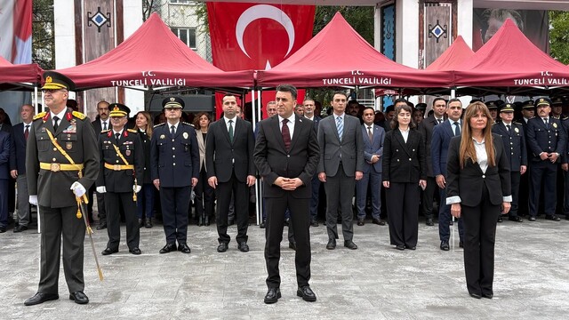 Tunceli'de 29 Ekim Cumhuriyet Bayramı kutlamaları çelenk sunumuyla başladı
