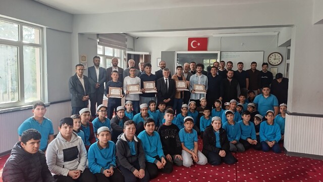 Korkuteli'nde erkek hafızların belge sevinci