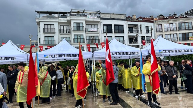 Fethiye'de Cumhuriyet Bayramı coşkusu çelenk sunma töreniyle başladı