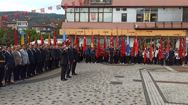 29 Ekim kutlamaları çelenk sunumu ile başladı