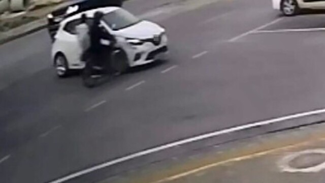 Otomobille çarpışan motosikletteki 2 kişi yaralandı, kaza kameraya yansıdı